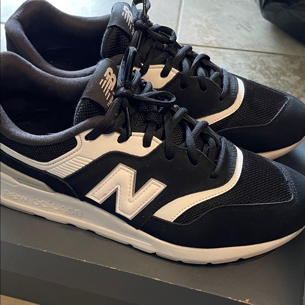New Balance Women's Black and White Athletic Sneakers- Size 10- Like new!